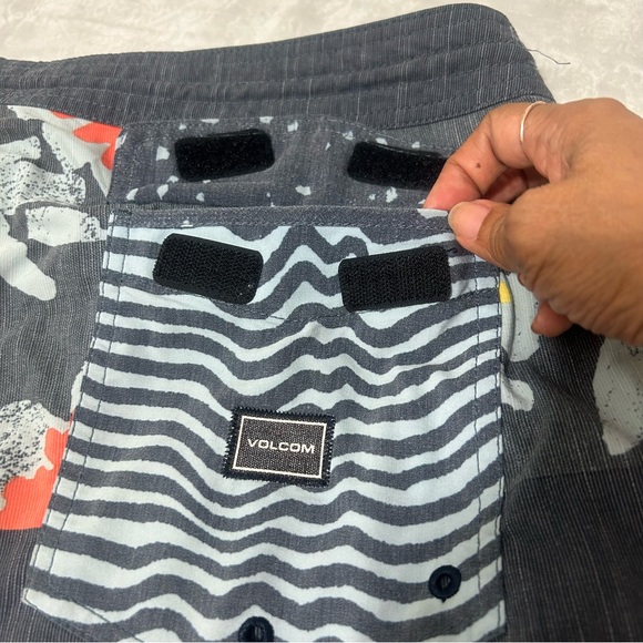 VOLCOM Stoneys Board Shorts Gray Floral Pockets Sz 34 - Picture 9 of 14